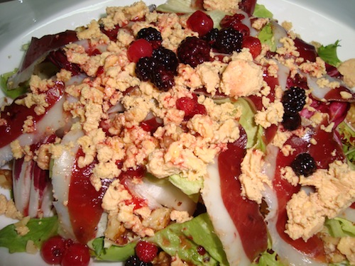 Restaurante La Plaza Ensalada de jamón de pato con foie micuit y vinagreta de grosellas